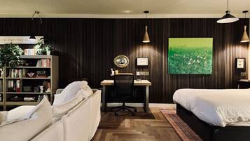 3 habitaciones, escritorio, tabla de planchar con plancha y wifi