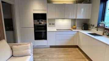 Jääkaappi, mikroaaltouuni, uuni, liesi