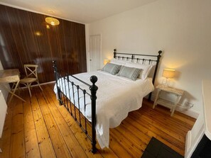 2 soverom, skrivebord, strykejern/-brett og reiseseng for barn