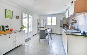 Fridge, microwave, oven, stovetop - Stunning home in Remoulins (Remoulins)