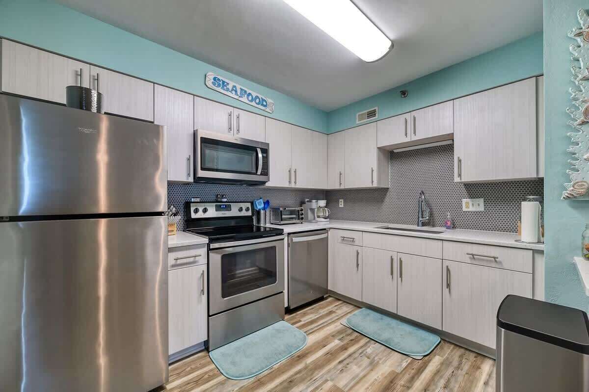 Refrigerador, microondas, horno y parrilla de estufa 