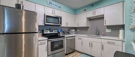 Refrigerador, microondas, horno y parrilla de estufa