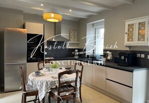 Fridge, microwave, oven, stovetop - Le gite de Saint Guy (Gommenec'h)