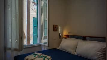 Apartamento design, vista para o mar | 1 quarto, lençóis italianos Frette, roupas de cama premium