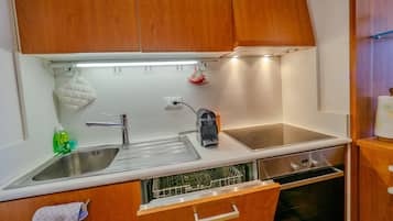 Apartamento design, vista para o mar | Cozinha privada | Geladeira, fogão, cooktop, moedor de café