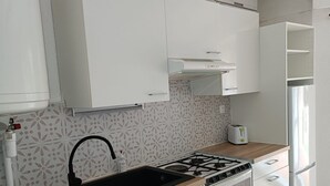 Kaffetrakter/tekoker, kjøleskap, mikrobølgeovn og ovn