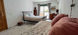 2 Schlafzimmer, Bügeleisen/Bügelbrett, Bettwäsche