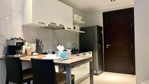 Réfrigérateur, micro-ondes, plaque de cuisson, cafetière/bouilloire