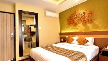 Habitación doble Deluxe, vista a la ciudad | Caja de seguridad en la habitación y escritorio