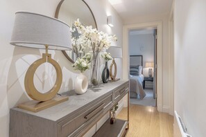 2 chambres, coffre-fort, fer et planche à repasser, lit de bébé portatif