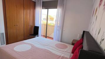 3 slaapkamers, een strijkplank/strijkijzer, wifi, beddengoed