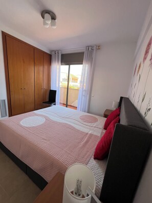 3 室のベッドルーム、アイロン / アイロン台、WiFi、ベッドシーツ