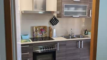 Køleskab, mikrobølgeovn, ovn, kogeplade