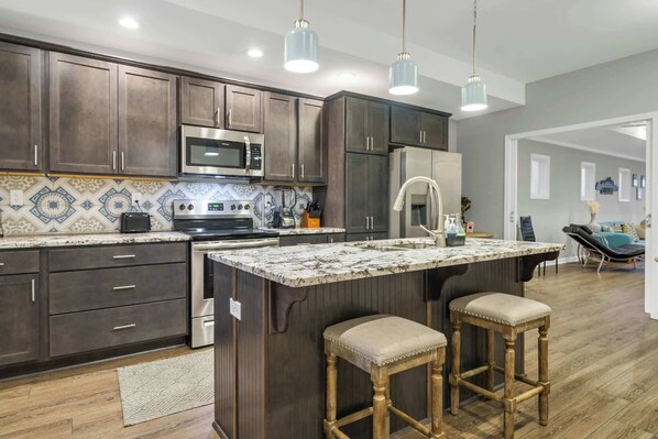 冷蔵庫、電子レンジ、オーブン、コンロ