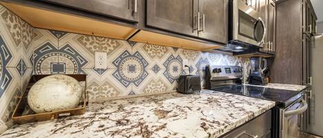 Kühlschrank, Mikrowelle, Ofen, Herdplatte