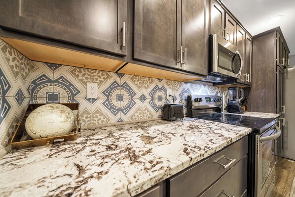 Fridge, microwave, oven, stovetop - Stylish Louisville Gem | 3-BR Perfect for Groups! (Louisville)