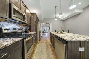 Fridge, microwave, oven, stovetop - Spacious and stylish Louisville gem for groups! (Louisville)