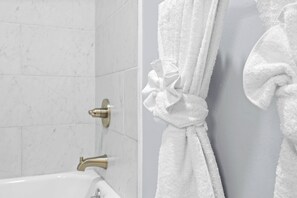 Dusche, Haartrockner, Handtücher, Shampoo