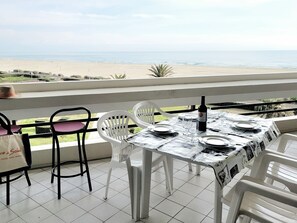 Outdoor dining - Canet-en-Roussillon - T2 cabin - 6 pers - Enclosed garage - WIFI (Canet-en-Roussillon)