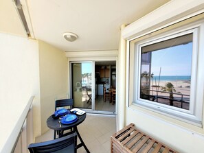 Outdoor dining - Canet-en-Roussillon T2, 4 ppl, A/C, sea view (Canet-en-Roussillon)