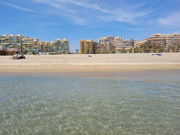 Beach nearby - Canet renovated T2, 4 ppl, terrace, parking, WIFI (Canet-en-Roussillon)