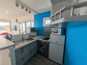 Fridge, microwave, oven, stovetop - Canet renovated T2, 4 ppl, terrace, parking, WIFI (Canet-en-Roussillon)