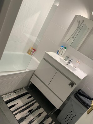 Een haardroger, handdoeken, zeep, shampoo