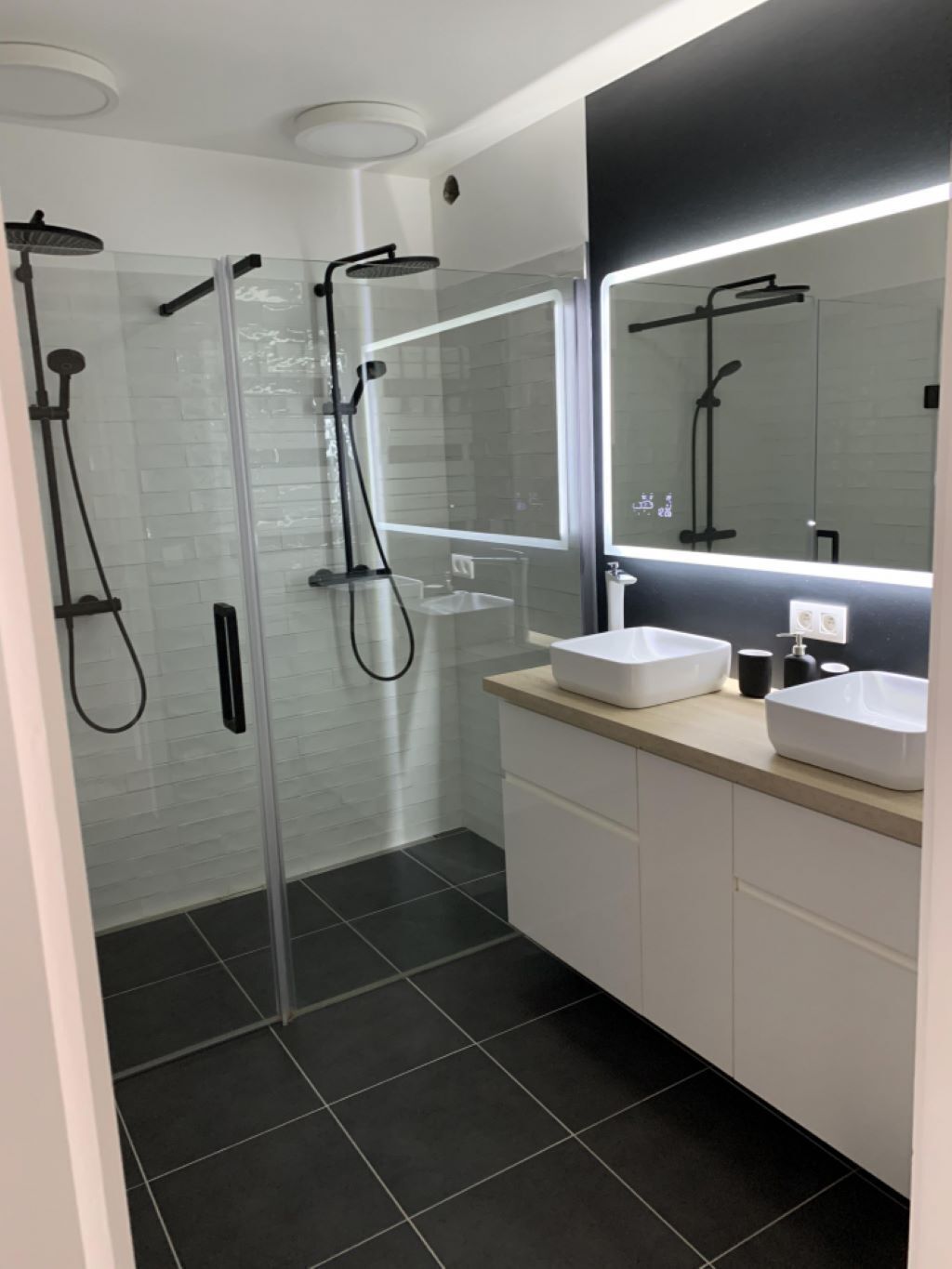 Een douche, een haardroger, handdoeken