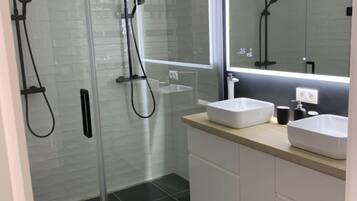 Een douche, een haardroger, handdoeken