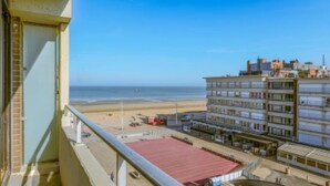 Een hoog gebouw met uitzicht op het strand.