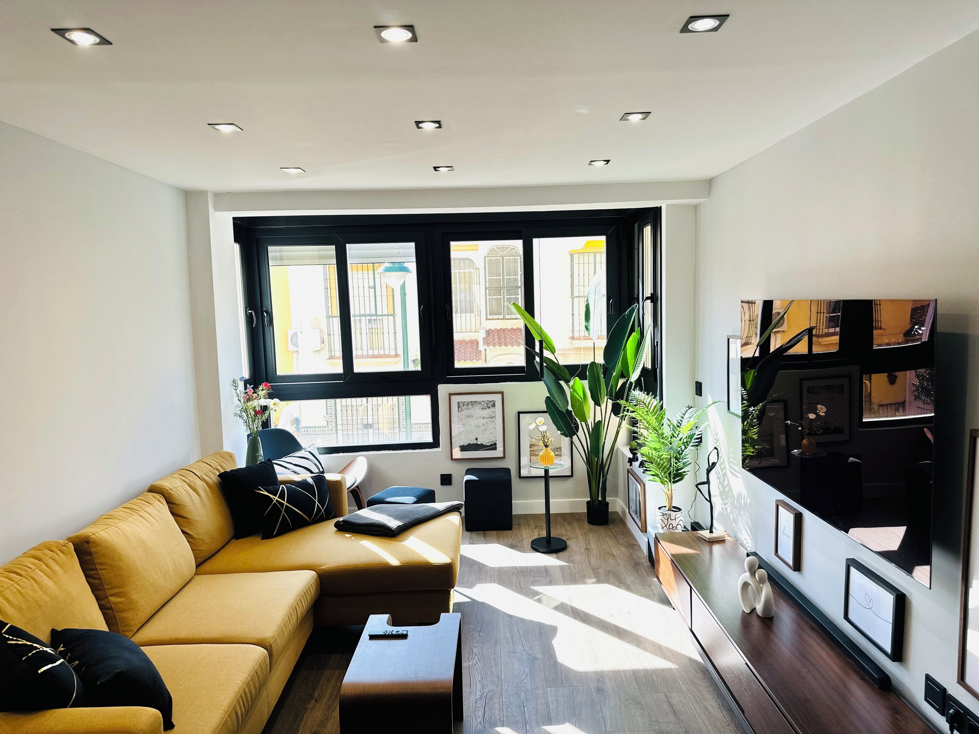 Een televisie en een stereo