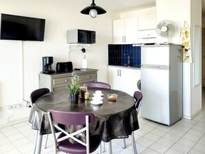 Refrigerador, microondas, parrilla de estufa y cafetera y tetera 