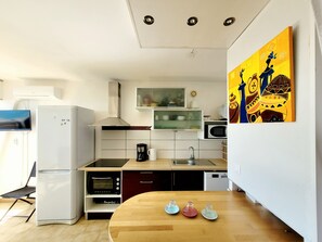 Køleskab, mikrobølgeovn, ovn, kogeplade