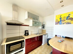 Réfrigérateur, micro-ondes, four, plaque de cuisson