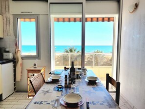 Dining - Cozy T2 with sea view terrace, 4 people, quiet (Canet-en-Roussillon)