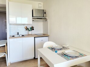 Fridge, microwave, oven, stovetop - Canet-en-Roussillon Modern Apartment T2 - Parking - Air Conditioning - 4 pers (Canet-en-Roussillon)