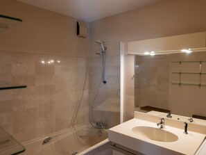 Bathroom - Seafront Apartment - 2 Bedrooms, Terrace, Garage, Wi-Fi (Les Sables-d'Olonne)
