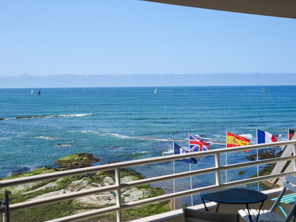 Property grounds - Seafront Apartment - 2 Bedrooms, Terrace, Garage, Wi-Fi (Les Sables-d'Olonne)