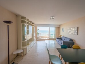 TV - Seafront Apartment - 2 Bedrooms, Terrace, Garage, Wi-Fi (Les Sables-d'Olonne)