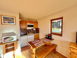 Een koelkast, een microgolfoven, een vaatwasser, een broodrooster