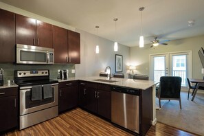 Frigorifero, tavolo da pranzo