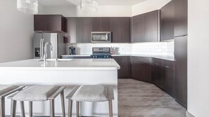 Fridge, microwave, oven, stovetop - Landing | Stylish 2BD, Pool, Gym (Las Vegas)