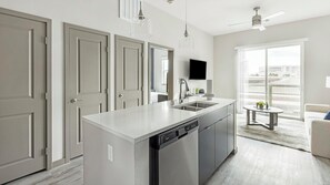 Kjøleskap og spisebord