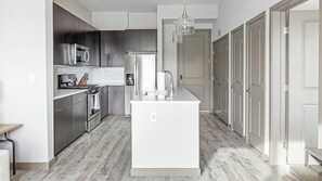 Kjøleskap og spisebord