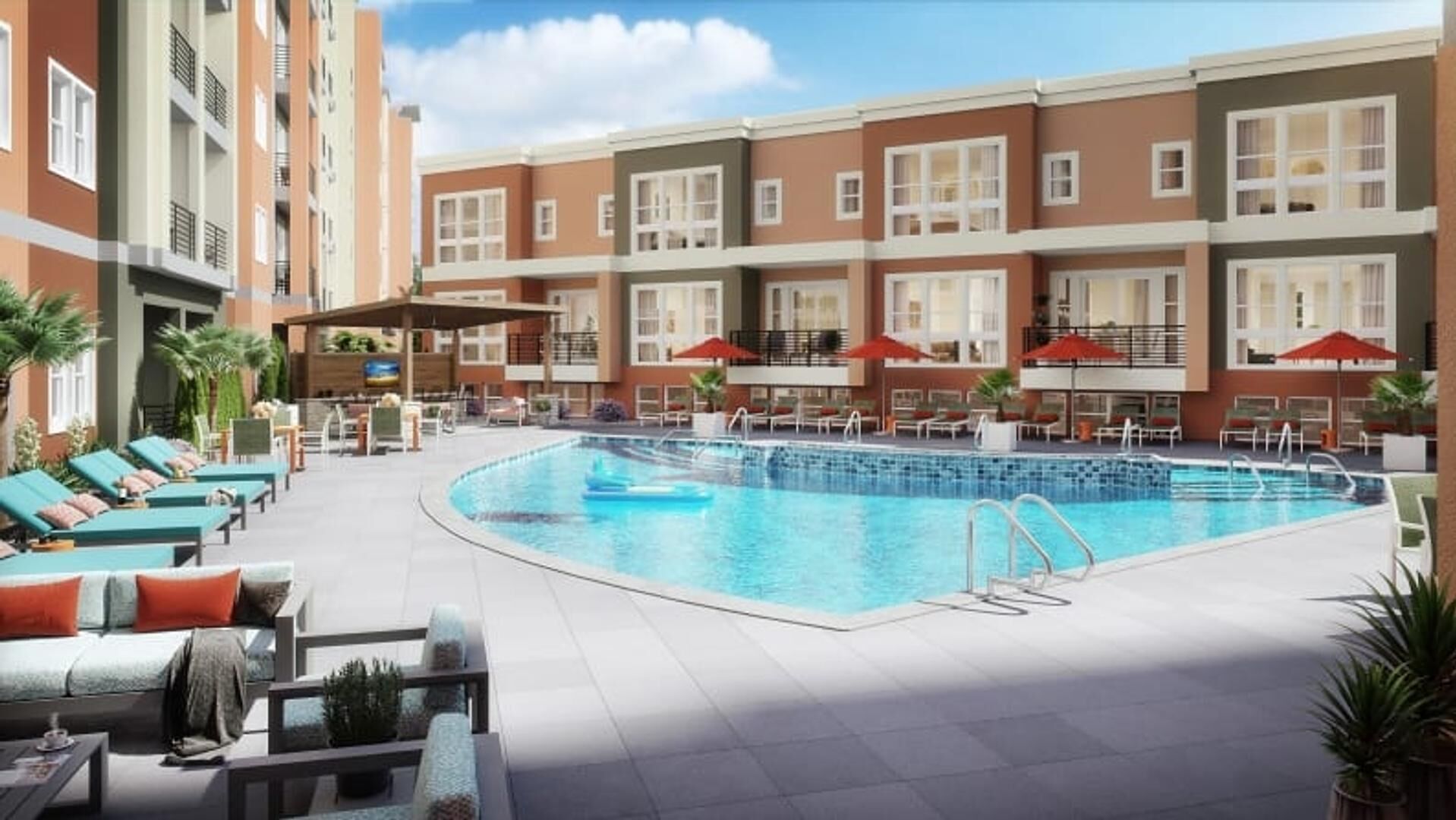Un espace piscine d’hôtel avec des chaises longues et des parasols, entouré d’immeubles à plusieurs étages dotés de balcons.