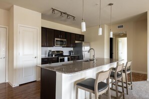 Réfrigérateur, tables à manger