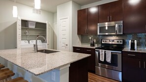 Frigorifero, tavolo da pranzo