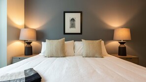2 slaapkamers, een bureau, een strijkplank/strijkijzer, wifi