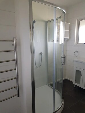 Serviettes fournies, papier toilette