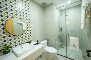 Superior Twin Room | Bathroom | Free toiletries, hair dryer, slippers - VinaEcolife Lodge (Ba Tri)